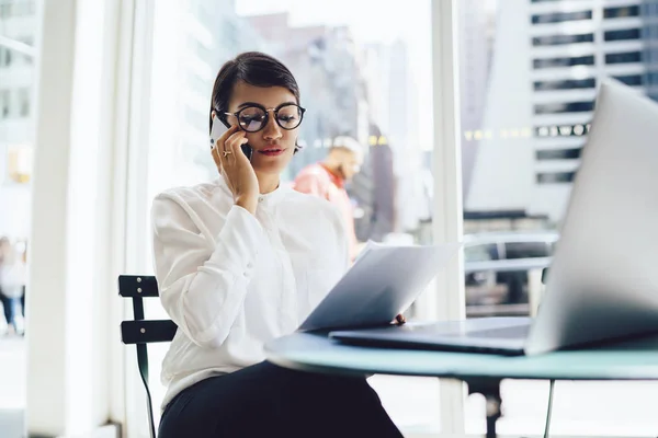 Femme Affaires Sérieuse Tenue Élégante Parlant Téléphone Faisant Travail Distance — Photo