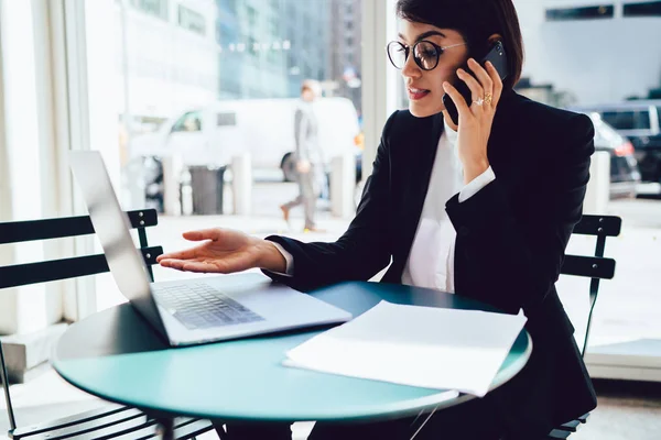 Zakenvrouw Probleem Van Online Databank Laptopcomputer Tijdens Mobiele Gesprek Smartphoneapparaat — Stockfoto