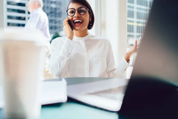 Copywriter Profesional Positivo Los Anteojos Excitados Con Buenas Noticias Durante —  Fotos de Stock