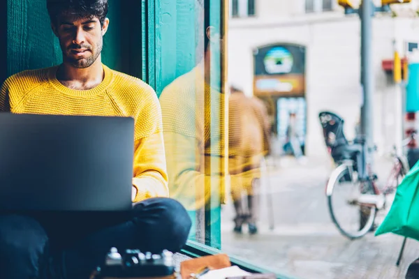 전문가 Coworking 공간에 인터넷 연결을 디지털 휴대용 장치에 새로운 프로그램을 — 스톡 사진