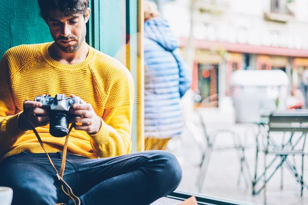 Gebaarde Mannelijke Professionele Fotograaf Gekleed Een Casual Outfit Maken Instelling — Stockfoto