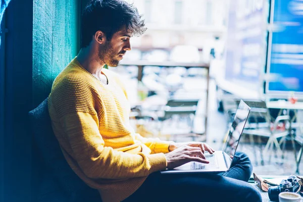 Seitenansicht Des Smarten Männlichen Werbetexters Der Auf Der Tastatur Eines — Stockfoto