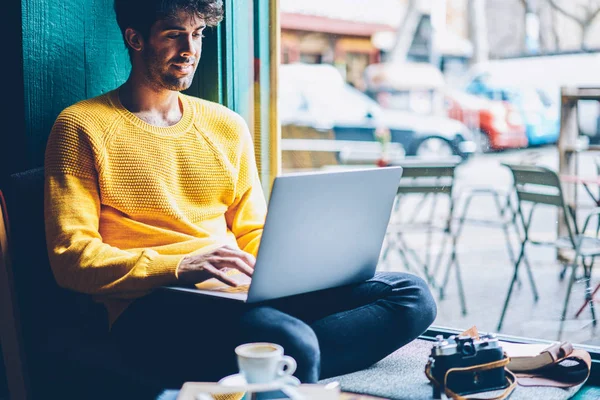 Ragazzo Hipster Sorridente Che Chatta Online Con Gli Amici Durante — Foto Stock