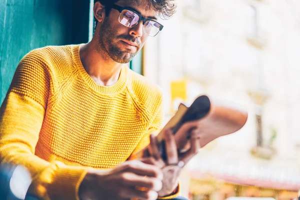 Imagem Recortada Jovem Inteligente Óculos Ópticos Lendo Informações Notepad Pensive — Fotografia de Stock