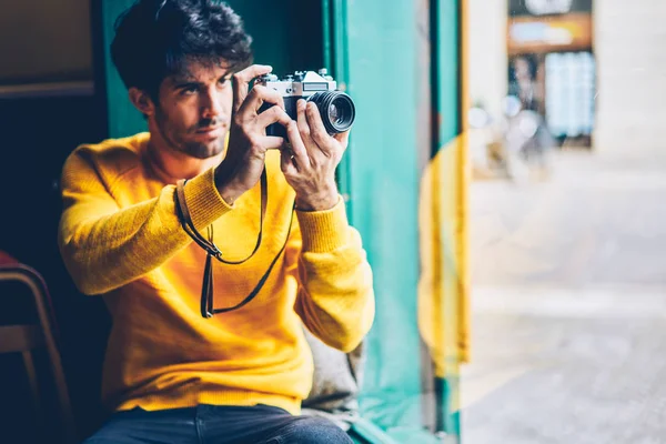 Zamyślony Młody Fotograf Profesjonalny Wybór Filtrów Wyświetlaczu Robienia Zdjęć Vintage — Zdjęcie stockowe