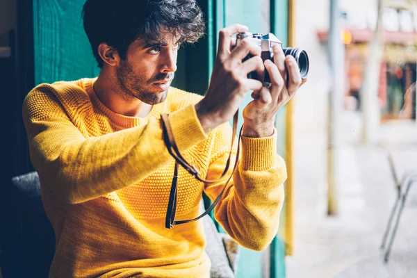 Concentrado Amor Masculino Foto Focando Fazendo Fotos Legais Câmera Antiga — Fotografia de Stock