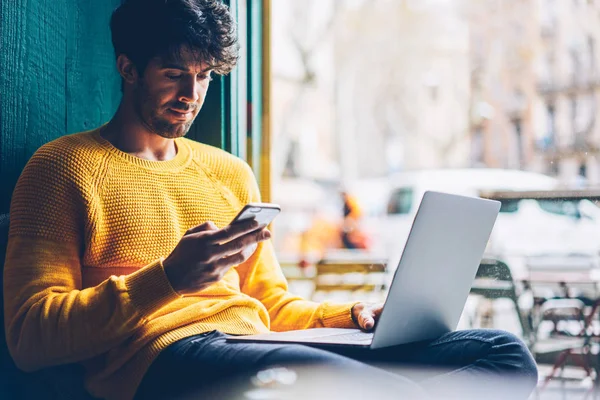 Junger Mann Liest Sms Nachricht Von Freund Auf Smartphone Sitzend — Stockfoto