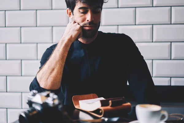 Imagen Recortada Joven Serio Vestido Con Camisa Negra Pensando Nuevas — Foto de Stock