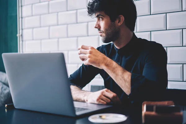 Stilig Ung Man Tittar Bort Medan Vila Med Kopp Kaffe — Stockfoto