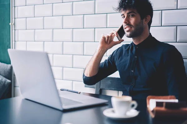 Vellykket Entreprenør Som Har Mobilsamtale Med Operatørsjef Smarttelefon Mens Han – stockfoto