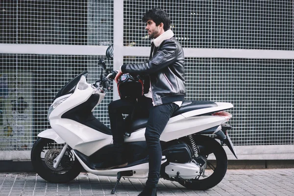 Seitenansicht Von Stilvollen Jungen Mann Trendiger Lederjacke Sitzt Auf Leistungsstarken — Stockfoto