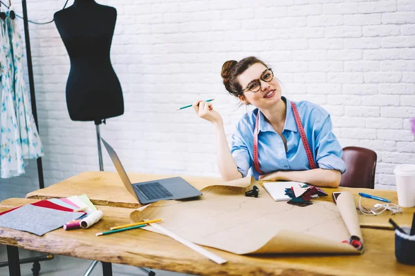 Retrato Media Longitud Una Diseñadora Profesional Alegre Gafas Cinta Adhesiva — Foto de Stock