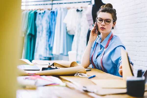 Seriöse Designerin Mit Brille Und Klebeband Hals Während Des Mobilen — Stockfoto