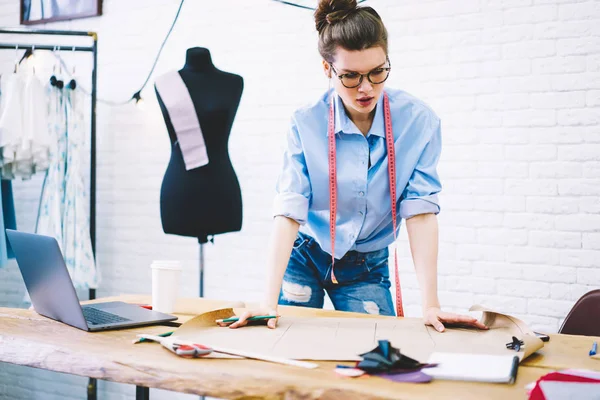 Couturier Femenina Profesional Gafas Ópticas Que Mira Boceto Nueva Ropa — Foto de Stock