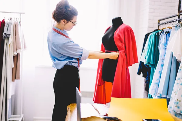专业的裁缝测量黑色的模特儿 创造新的服装装备 使用磁带工作在自己的时装工作室 有才华的女设计师缝制纺织服装新收藏品 — 图库照片