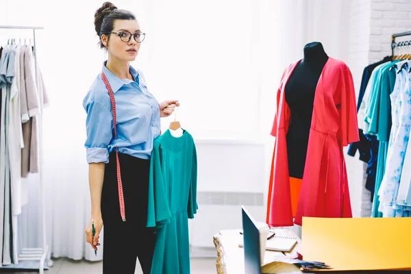 Holding Askı Ile Kameraya Ararken Trendy Mavi Elbise Ayakta Tekstil — Stok fotoğraf