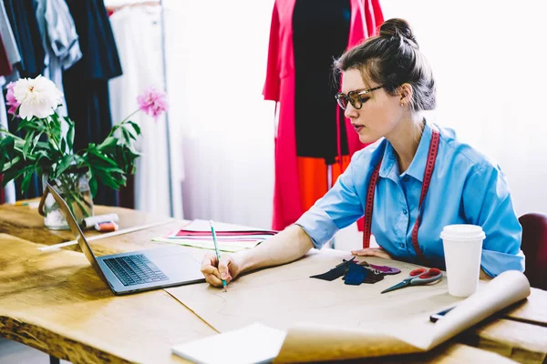 Concepteur Professionnel Concentré Dans Les Lunettes Ruban Adhésif Pour Les — Photo