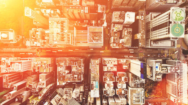 Вид сверху аэрофотоснимок летающего беспилотника Гонконгского глобального города со зданиями развития, транспортом, энергетической инфраструктурой. Финансовые и деловые центры в развитом китайском городе
