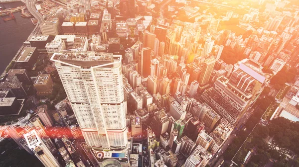 モダンな外観デザインを持つ高層事務所ビルを開発した都市内の無人機の飛行から上面の空中写真 高度な建物と交通インフラに大きなメガポリス — ストック写真