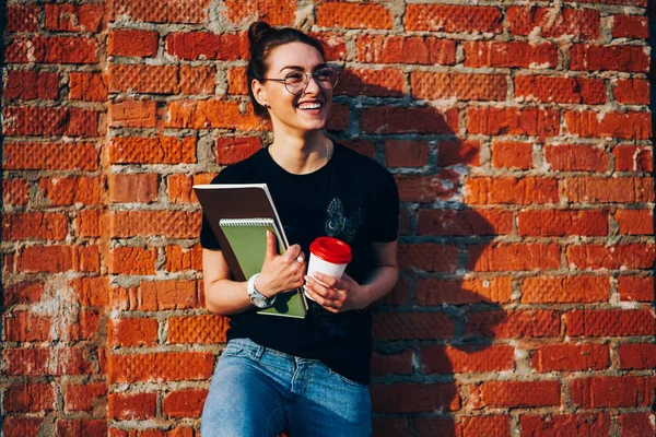 Lachende Hipster Meisje Trendy Bril Zoek Weg Oprecht Lachen Tijdens — Stockfoto