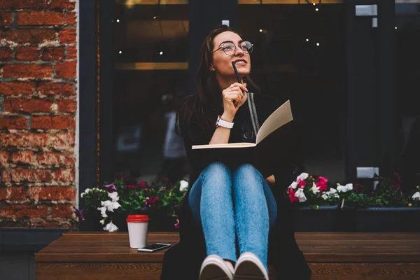 Joven Contemplativa Linda Adolescente Gafas Soñando Con Propio Éxito Ventas —  Fotos de Stock