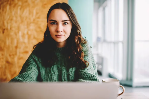 Portrait Beautiful Young Woman Brunette Hair Looking Camera While Sitting — Stock Photo, Image