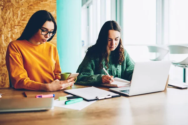 Studente Intelligente Con Amico Che Prepara Seminario Formazione Piano Scrittura — Foto Stock