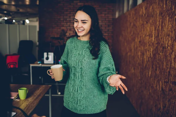 Vrolijke Vrouwelijke Ontwerper Gekleed Een Casual Outfit Mok Koffie Houden — Stockfoto