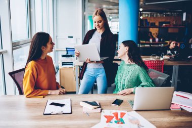 Kendi moda şirket şık Studio geliştirilmesi üzerinde ortak çalışma başarılı üç kadın tasarımcılar. Genç kadın tasarım koleksiyonu oluşturmak için Internet bağlantısı ve modern dizüstü bilgisayarlar kullanarak