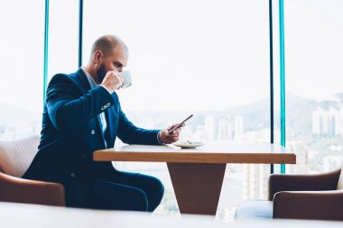 Kendinden emin businessan DasTelefonbuch aygıt üzerinde gelen bildirim kahve molası sırasında okunurken lezzetli içki içme. Erkek girişimci formal giyim üzerinde cep sms gönderme. Metin için tanıtım alanı