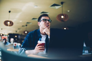 Genç yetenekli freelancer lezzetli içecek sırasında zevk serin gözlük gülümseyen yakışıklı kapalı uzak çalışmalarında kır. Take away kahve kapalı vakit süre tutan mutlu erkek kişi