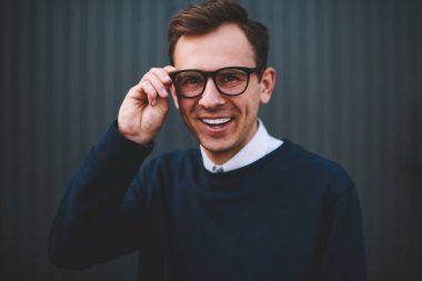 Yarım uzunluk portre yaz Street serbest zaman harcama trendy gözlük yakışıklı neşeli erkek biri. Görüntü gözlük düzeltme yaparken kameraya bakarak genç mutlu hippi biri kadar kapatın