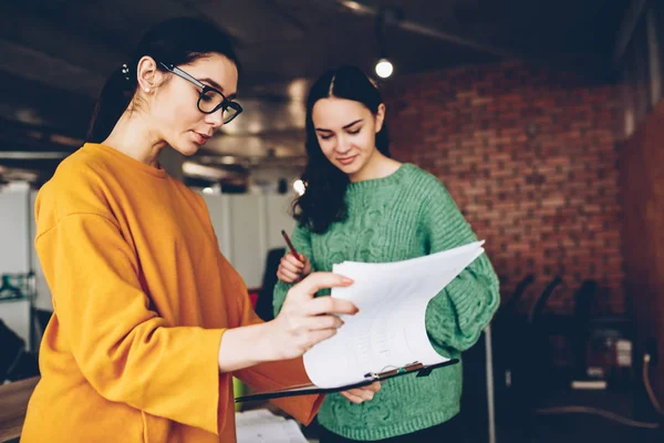 Ofis iç planlama ayakta bina kontrol iki akıllı kadın Mimarlar. Studio belgelerinde üzerinde çalışan zeki kadınlar. Yaratıcı tasarımcılar Studio ortak proje üzerinde işbirliği yapma