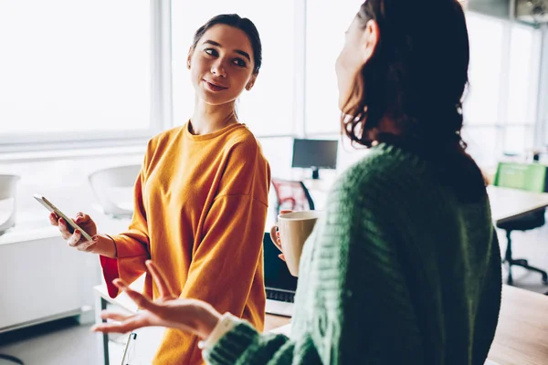 Migliori Amici Che Comunicano Tra Loro Discutono Progetto Design Piedi — Foto Stock