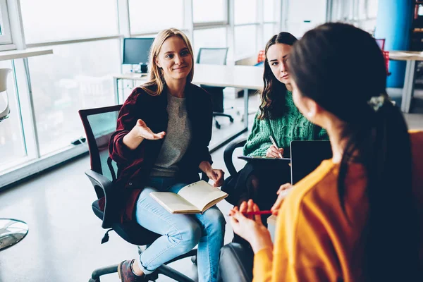 Kreative Unge Kvinner Diskuterer Noen Arbeidsspørsmål Rådgivning Forbindelse Med Nytt – stockfoto