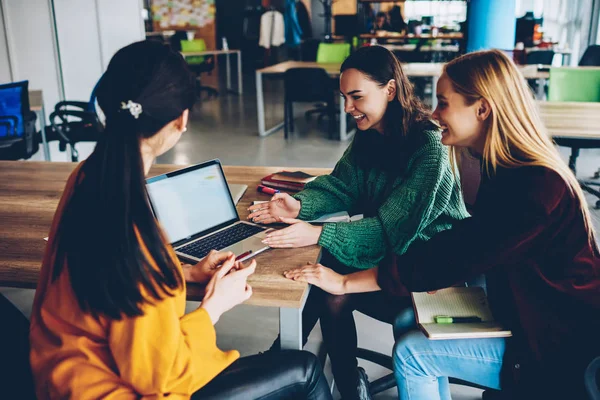 Veselí Studenti Týmová Sledoval Legrační Webinar Digitální Přenosný Přístroj Prázdnou — Stock fotografie