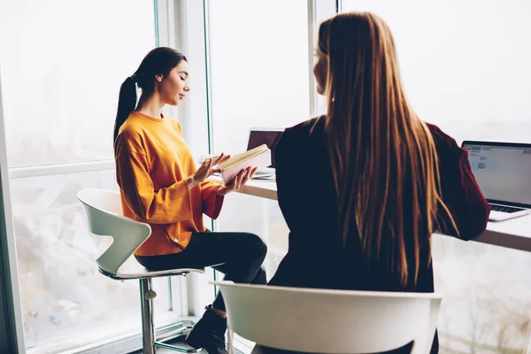 Due Studenti Alla Moda Con Libro Che Preparano Seminario Formazione — Foto Stock