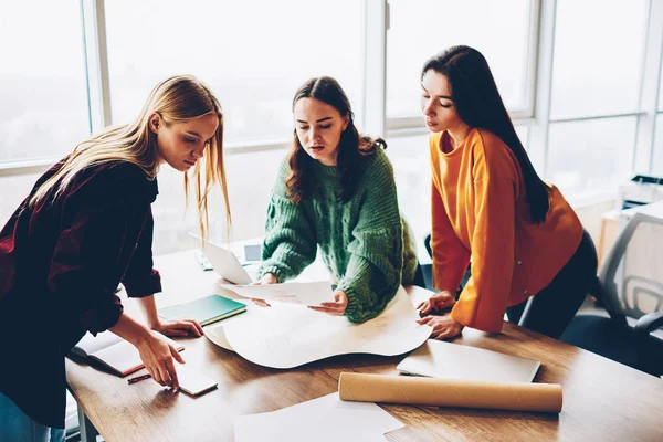 Trois Créatrices Vêtues Vêtements Décontractés Collaborent Des Esquisses Bureau Jeunes — Photo