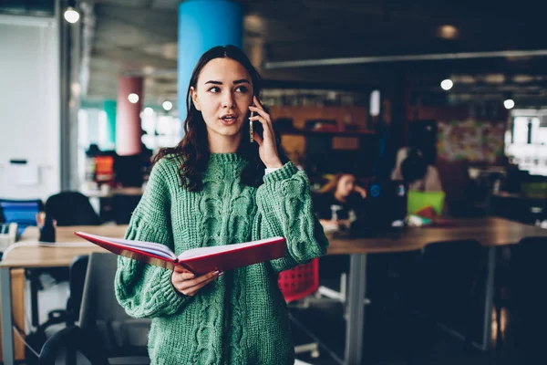 Estudiante Morena Ocupada Comunicándose Dispositivo Teléfono Inteligente Mientras Está Pie —  Fotos de Stock