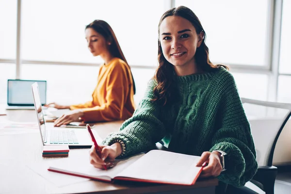 Portret Van Het Charmante Brunette Ontwerper Glimlachend Camera Terwijl Het — Stockfoto