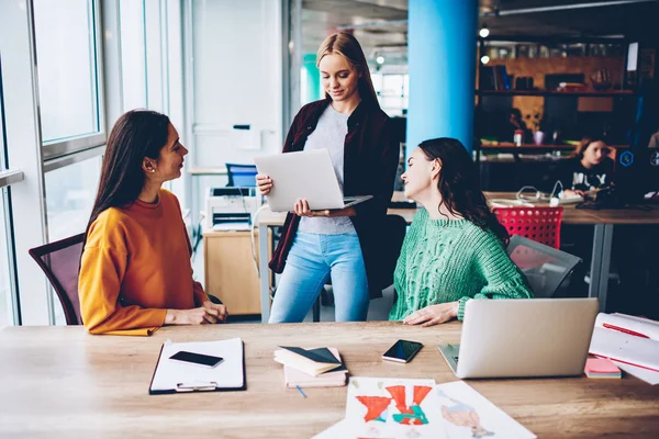 Kendi moda şirket şık Studio geliştirilmesi üzerinde ortak çalışma başarılı üç kadın tasarımcılar. Genç kadın tasarım koleksiyonu oluşturmak için Internet bağlantısı ve modern dizüstü bilgisayarlar kullanarak