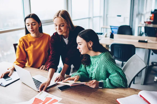 Mujeres Jóvenes Pensativas Que Colaboran Creación Presentación Diseño Computadora Portátil —  Fotos de Stock