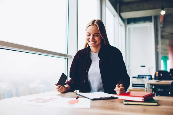 Giovane Donna Bionda Successo Vestita Abiti Casual Ridere Durante Lavoro — Foto Stock