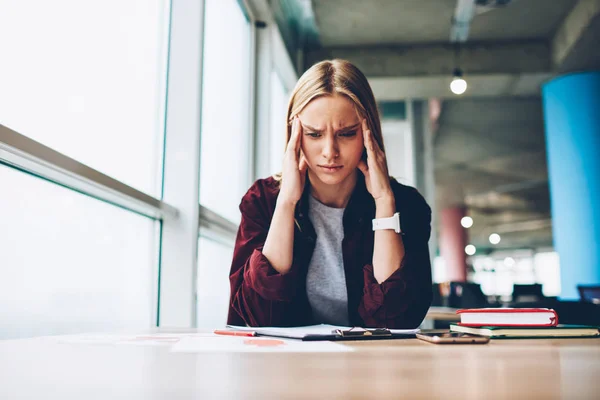 Müde Blonde Junge Frau Mit Kopfschmerzen Während Der Harten Arbeit — Stockfoto