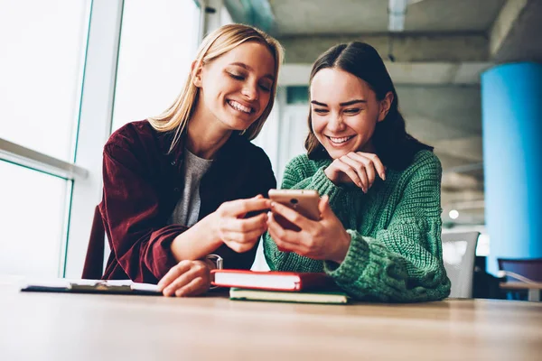 Migliori Amici Felici Ridendo Durante Visione Video Divertenti Siti Internet — Foto Stock