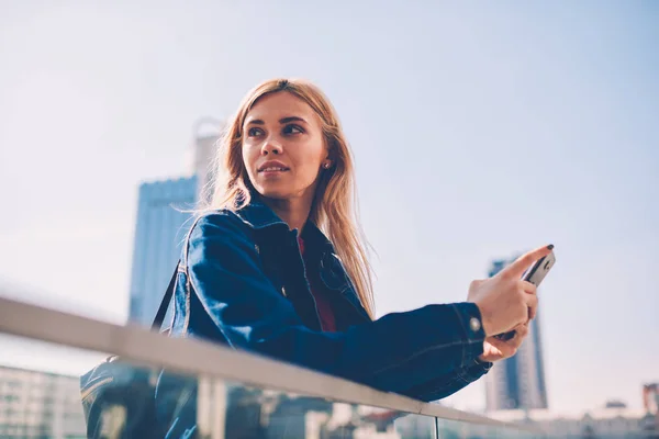 Attraktiv Blond Ung Kvinna Denim Jacka Tittar Bort När Installerar — Stockfoto