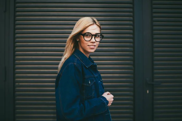 Halva Längden Porträtt Attraktiva Glad Ung Kvinna Optiska Glasögon Ler — Stockfoto