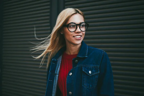 Jovem Mulher Positiva Com Cabelo Loiro Rindo Enquanto Olha Para — Fotografia de Stock