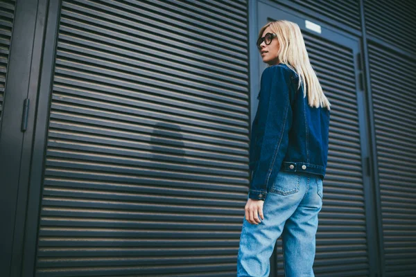 Vista Posteriore Elegante Giovane Donna Vestita Abiti Denim Piedi Sfondo — Foto Stock