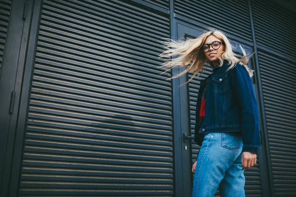 Portrait Cheerful Stylish Woman Gorgeous Blonde Hair Smiling Camera While — Stock Photo, Image